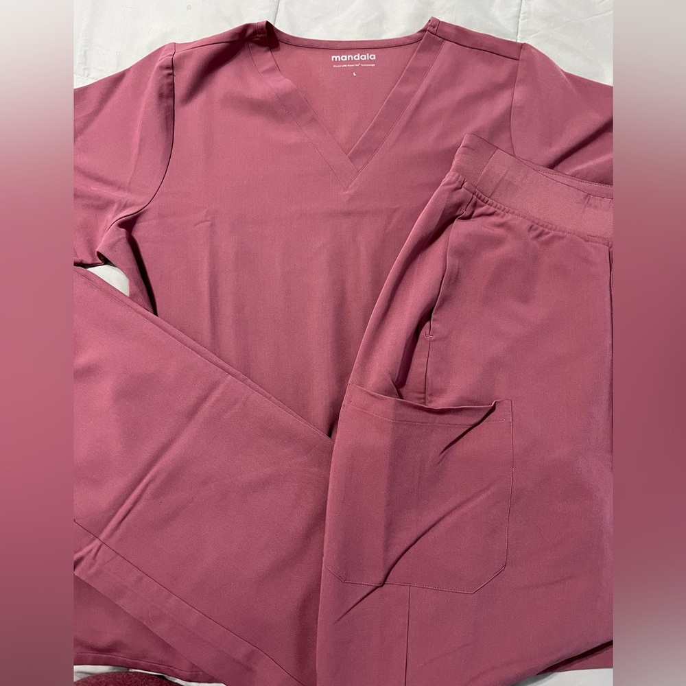 Mandala NWOT MAUVE Scrub Set Top Large and Pants Tall Large